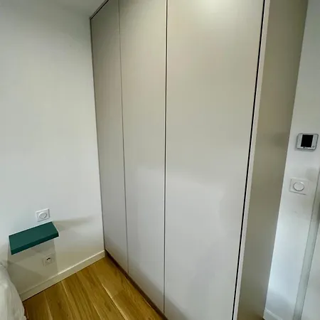 Privee Climatisee Avec Salle De Bains Partagee-le Sapin * Genay (Rhone)