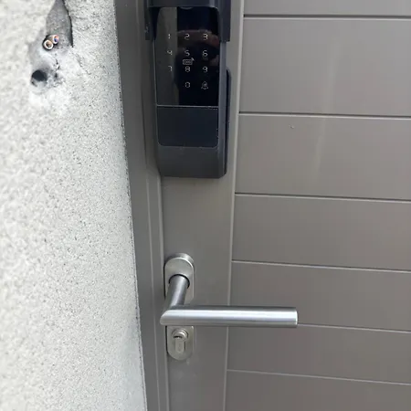 Séjour chez l'habitant Privee Climatisee Avec Salle De Bains Partagee-le Sapin Genay (Rhone)